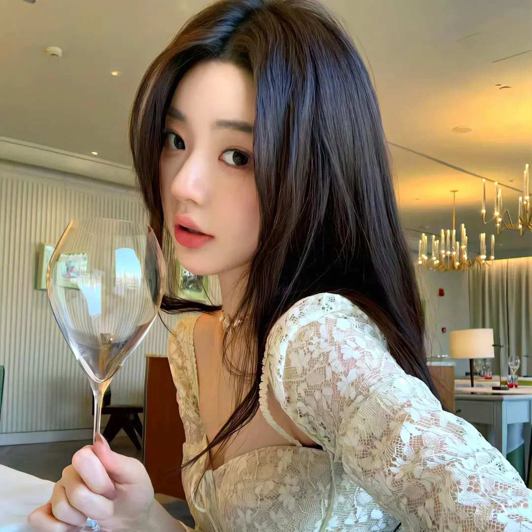 黑白照片的少女